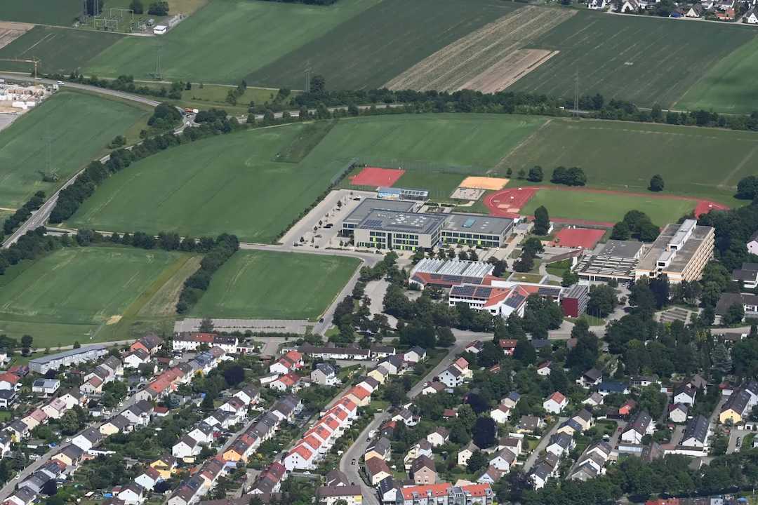 Das Schulzentrum in Neusäß soll größer werden. Bis 2029 soll unterhalb der FOS/BOS (Bildmitte) das Haus der Bildung entstehen. In diesem Zusammenhang soll auch die Landrat-Dr.-Frey-Straße verlegt werden.